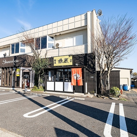 広々とした駐車場の風景